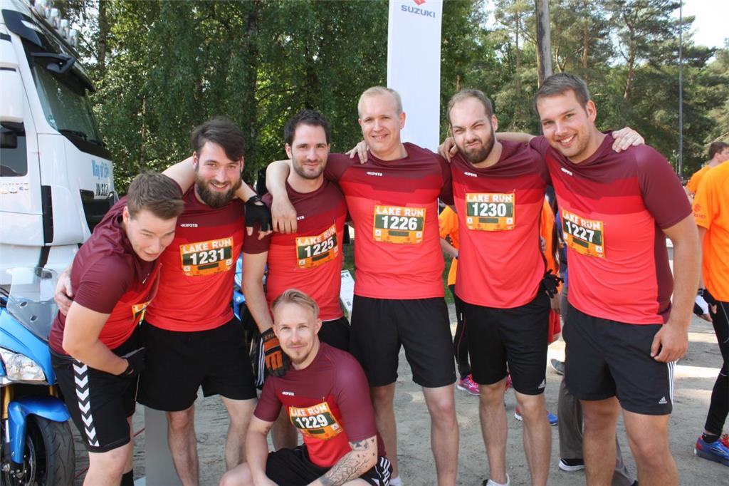 Dieses Team aus Bremerhaven hat schon vor dem Start viel Spaß. Foto Gehrke