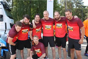 Dieses Team aus Bremerhaven hat schon vor dem Start viel Spaß. Foto Gehrke