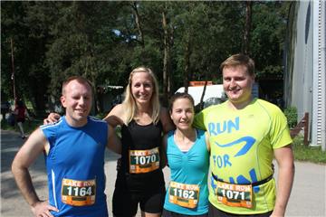Dieses Team rund um Rik Pienski (rechts) aus Bremerhaven will beim Lake Run alle...