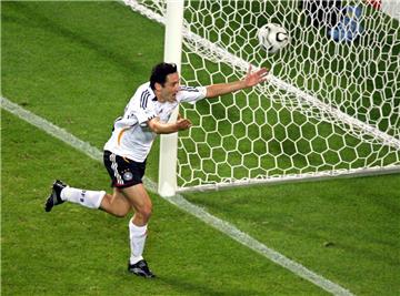 Dieses Tor von Oliver Neuville ging in die Geschichte ein. Die Partie bei der WM 2006 im eigenen Land war nicht das einzige denkwürdige Spiel gegen Polen.