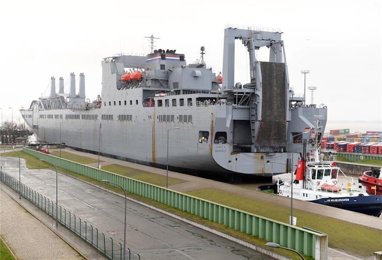 Ein Militärtransportschiff liegt in einer Schleuse