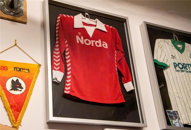Ein rotes Fußballtrikot mit Norda-Aufschrift 