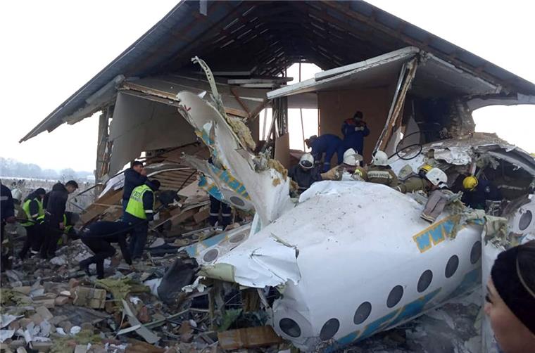 Dieses vom kasachischen Ministerium für Notfälle zur Verfügung gestellte Foto zeigt Polizisten und Rettungskräfte am Ort eines Flugzeugabsturzes. 