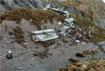 Dieses von Fishtail Air veröffentlichte Handout-Foto zeigt das Wrack eines Flugzeugs in einer Schlucht in Sanosware im Bezirk Mustang nahe der Bergstadt Jomsom, westlich von Kathmandu.