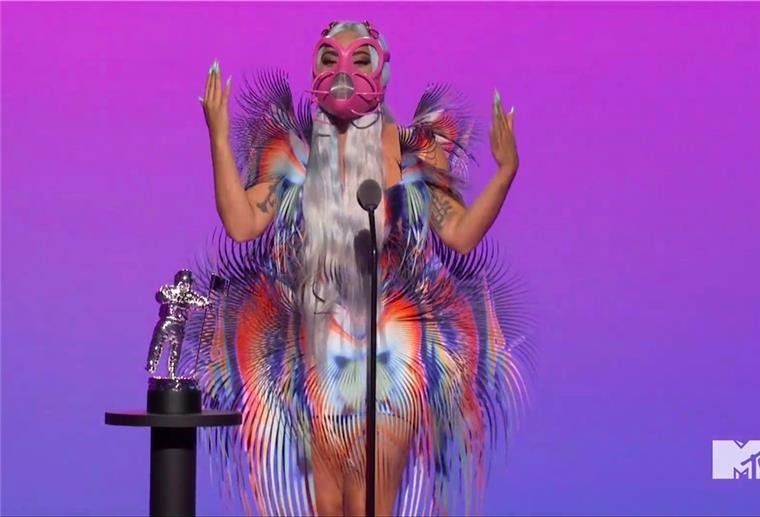 Lady Gaga räumt bei den Music Awards ab Dieses von MTV zur Verfügung gestellte Videostandbild zeigt Lady Gaga, die während der MTV Video Music Awards den Preis für die beste gemeinsame Arbeit für „Rain on Me“ annimmt.