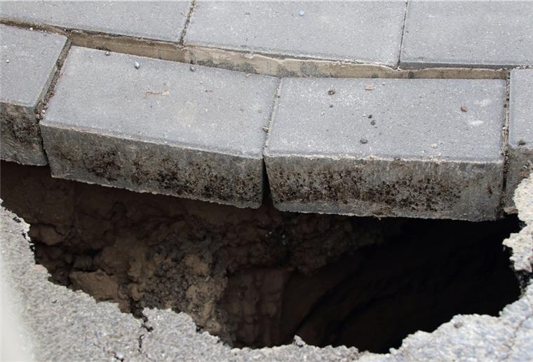 Dieses zwei Meter tiefe Loch klafft in der Fitz-Reuter-Straße in Friedrich-August-Hütte. Das Problem ist bereits zum zweiten Mal innerhalb von zwei Wochen aufgetreten.