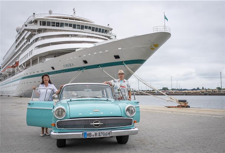 Vor 36 Jahren war dieser Oldtimer ein Schrotthaufen Carsten und Bärbel Haake präsentieren ihren Opel Kapitän aus dem Jahre 1962