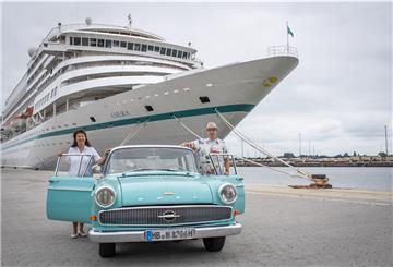 Carsten und Bärbel Haake präsentieren ihren Opel Kapitän aus dem Jahre 1962