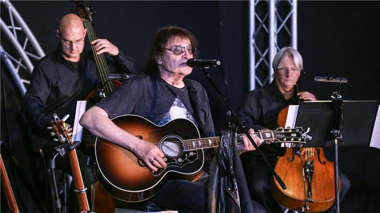 Dieter „Maschine“ Birr mit Streicherquintett auf Tour Dieter Birr (Mitte) ist mit fünf Streichmusikern unterwegs, die normalerweise an Berliner Konzerthäusern spielen.