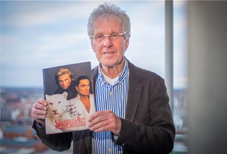 Dieter Bücking hält ein Erinnerungsstück an die Magier Siegfried und Roy in die Kamera: ein Magazin mit einer persönlichen Widmung der Weltstars.
