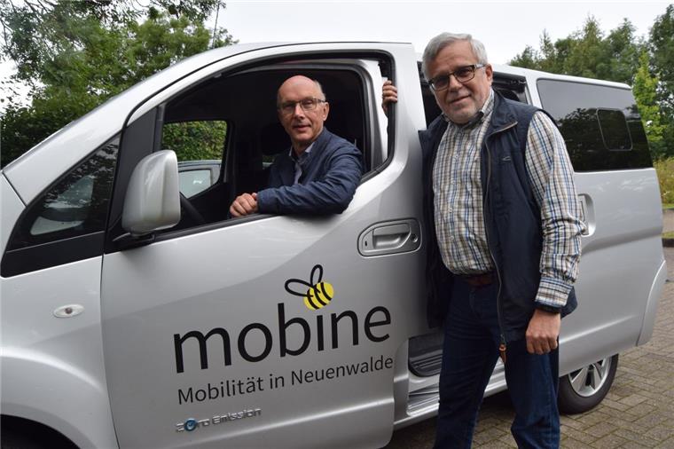 Dieter Oldenbüttel und Jürgen Zehm (rechts) mit dem Kleinbus Mobine. 