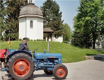 Diethard Friedrich steht mit dem Fordson Dexta vor der „Stille-Nacht-Kapelle“ im österreichischen Oberndorf. Die Deutschlandfahne mit dem Niedersachsenross am Heck des Traktors war immer dabei.