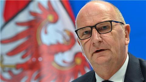 Dietmar Woidke (SPD), Ministerpräsident von Brandenburg, nimmt an einer Pressekonferenz teil.
