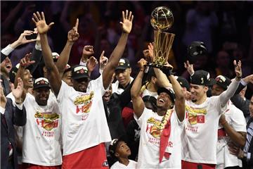 Die Toronto Raptors haben zum ersten Mal die Meisterschaft in der nordamerikanischen Basketball-Liga NBA gewonnen.