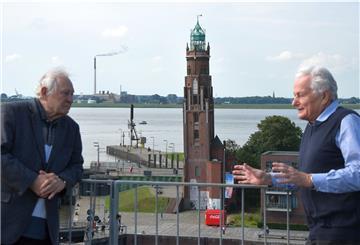 Dietrich Malchow (links freut sich auf die „Schulschiff Deutschland“. der 82-Jährige hat eine Spendenaktion für den Schulschiffverein angeschoben. Dessen Vorsitzender Claus Jäger freut sich über das Engagement und spricht über die Zukunft des Schiffs in der Seestadt.