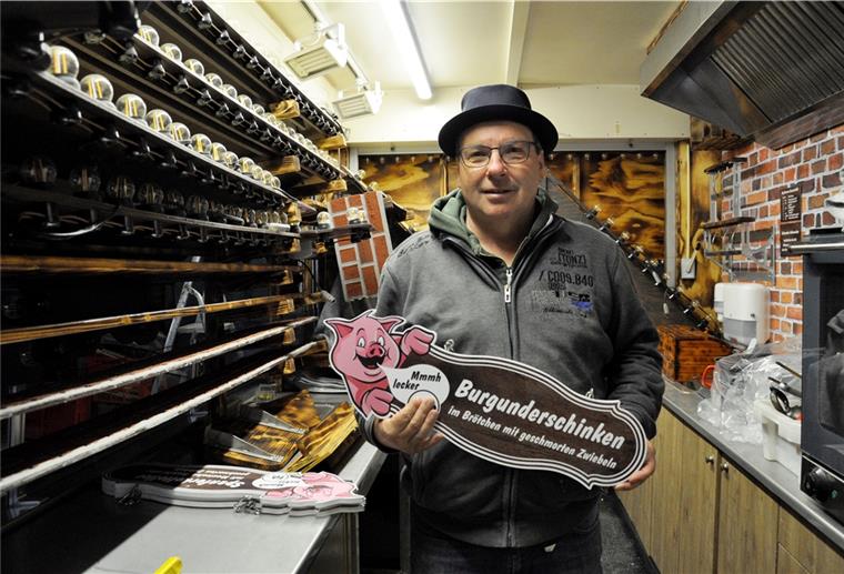 Die Leiden eines Schaustellers Dietrich Meier ist seit 34 Jahren Schausteller. Er verkauft Bauernbratwurst, Burgunderschinken, Spanferkel und klassische Imbissware. Seit einem halben Jahr hat er keinen Cent Umsatz gemacht.
