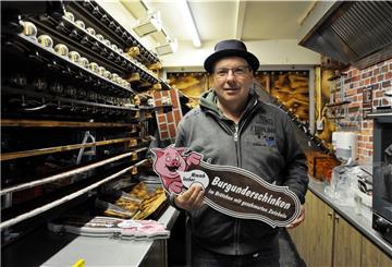 Dietrich Meier ist seit 34 Jahren Schausteller. Er verkauft Bauernbratwurst, Burgunderschinken, Spanferkel und klassische Imbissware. Seit einem halben Jahr hat er keinen Cent Umsatz gemacht. 