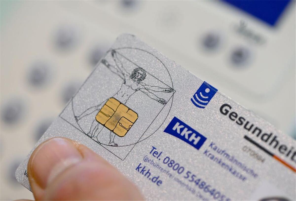 Apotheker schlagen Alarm! So unzuverlässig ist das E-Rezept-System wirklich Eine elektronische Gesundheitskarte (eGK) wird in einer Apotheke für ein E-Rezept benutzt.