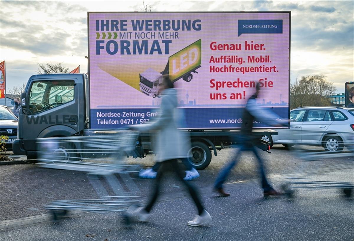 Der LED-Werbe-Truck auf dem Edeka-Parkplatz
