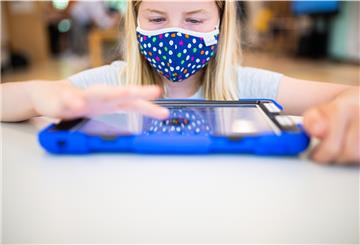 Digitalisierung an den Grundschulen in der Stadt Geestland. Schülerin Lara (7) aus Neuenwalde bedient ihr Tablet zum Lernen.