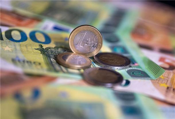 Geldscheine mit dem Wert von 100 und 50 Euro und Münzen liegen auf einem Tisch.