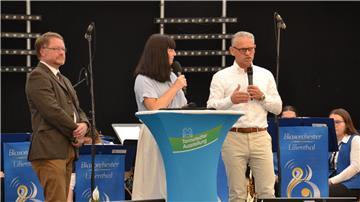 Digitalisierung ist eines der Themen an den Ständen auf dem Messegelände. Folglich griff Moderatorin Chrissie Loock es auf. Dass Deutschland auf diesem Zukunftsfeld „einen Zahn zulegen muss“, unterstrich Hans-Peter Fricke vor den 800 Gästen im Festzelt. Nach Ansicht von Bernd von Garmissen (links), Direktor der Landwirtschaftskammer, gilt das vor allem für die staatlichen Ebenen.