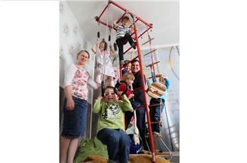 Dina Steiz (links) stellt das Spielzimmer ihrer Kinder gerne als „Notkindergarten“ in Schiffdorf zur Verfügung.