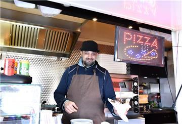 Dincer Kirhan alias Dino fühlt sich geehrt, dass sein Döner so gefeiert wird. Aber jetzt ziehen dunkle Wolken auf.