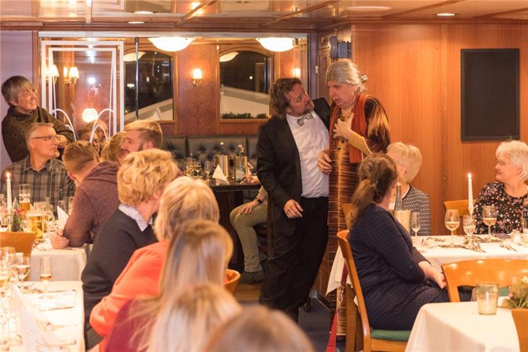 "Dinner for one" ist sieben Mal ausverkauft Dinner for one auf der Hansa: Miss Sophie (Jochen Hertrampf) und Butler James (Erpho Bell) amüsierten ihr Publikum prächtig.