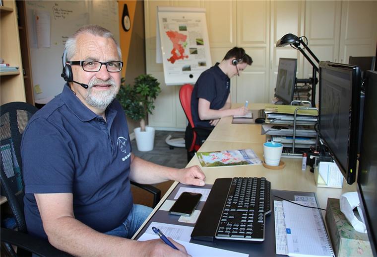 Diplom-Physiker Harald Gülzow (links) und Milan Toups (rechts) beraten Brunnennutzer am Telefon. 