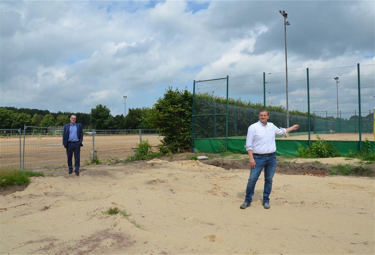 Stadt Geestland hilft den Vereinen mit rund 1,5 Millionen Euro Direkt neben den neuen Beachhandball-Feldern des TV Langen wird bald auch einAußenturnfeld entstehen. Darüber freuen sich Bürgermeister Thorsten Krüger (links) und CDU-Fraktionsvorsitzender Claus Seebeck.
