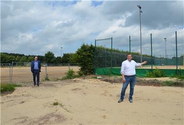 Direkt neben den neuen Beachhandball-Feldern des TV Langen wird bald auch einAußenturnfeld entstehen. Darüber freuen sich Bürgermeister Thorsten Krüger (links) und CDU-Fraktionsvorsitzender Claus Seebeck.
