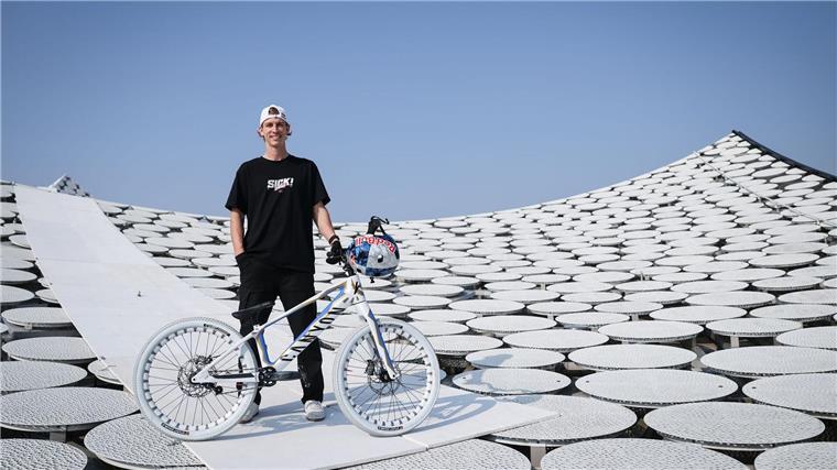 Direkt neben der Rampe geht es 100 Meter in die Tiefe.