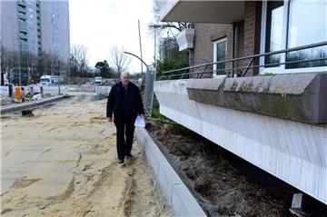 Direkt vor dem Balkon sollen demnächst bis zu 20000 Fahrzeuge fahren.   Foto Scheer