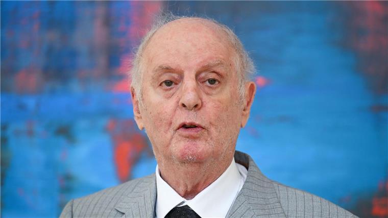 Dirigent Daniel Barenboim bedankt sich nach der Feierlichen Enthüllung seines Ehrenbürgerporträts im Festsaal des Berliner Abgeordnetenhauses.