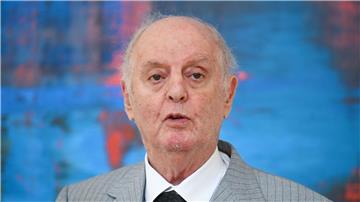 Dirigent Daniel Barenboim bedankt sich nach der Feierlichen Enthüllung seines Ehrenbürgerporträts im Festsaal des Berliner Abgeordnetenhauses.