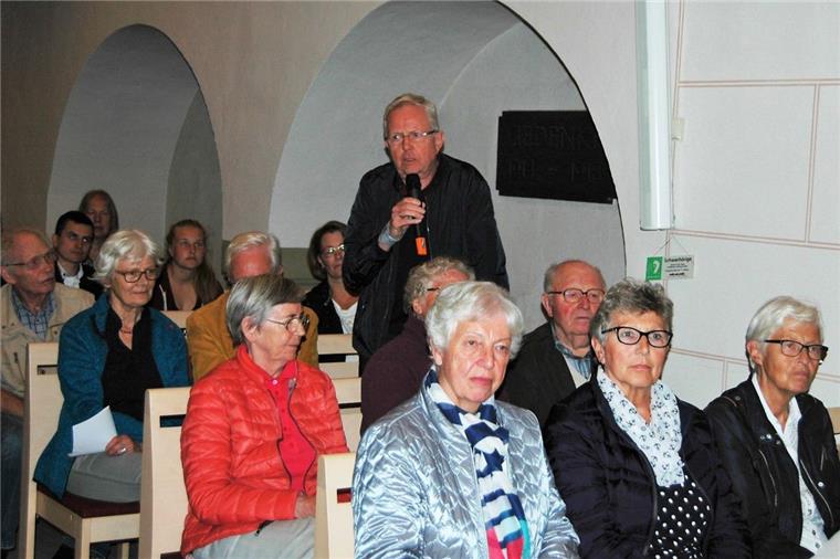 Dirk Meschke stellt namens der Kirchenstiftung während der Gemeindeversammlung in der Kirche finanzielle Zuwendungen für den Neubau in Aussicht.