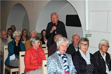 Dirk Meschke stellt namens der Kirchenstiftung während der Gemeindeversammlung in der Kirche finanzielle Zuwendungen für den Neubau in Aussicht.