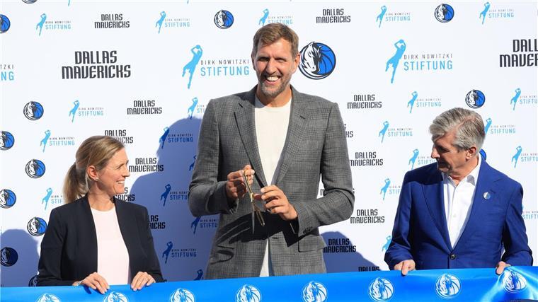Nowitzki: „Fange wieder das Arbeiten an“ Dirk Nowitzki bei der Einweihung des Courts in Würzburg.