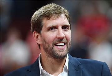 Dirk Nowitzki (Bild) rund um das Nationalteam zu haben, wäre ein großer Bonus, sagt Basketball-Bundestrainer Gordon Herbert.