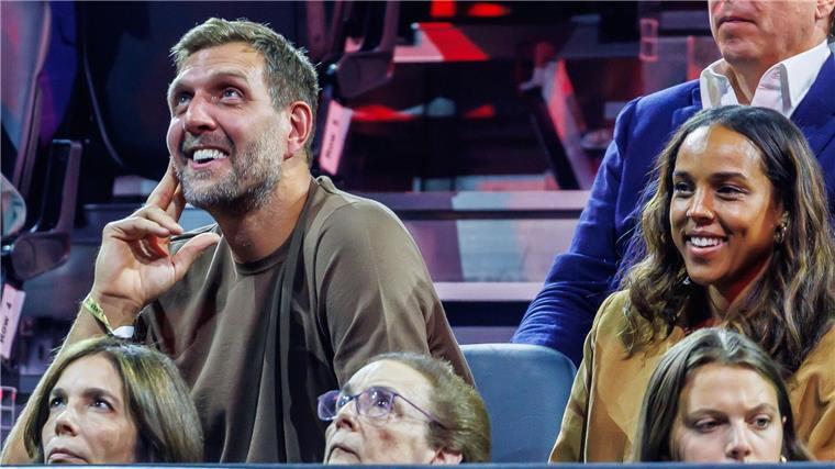 Dirk Nowitzki feuert Alexander Zverev beim Laver Cup an.