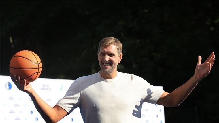 Nowitzki: „Fange wieder das Arbeiten an“ Dirk Nowitzki spielte mit den Kindern Basketball.