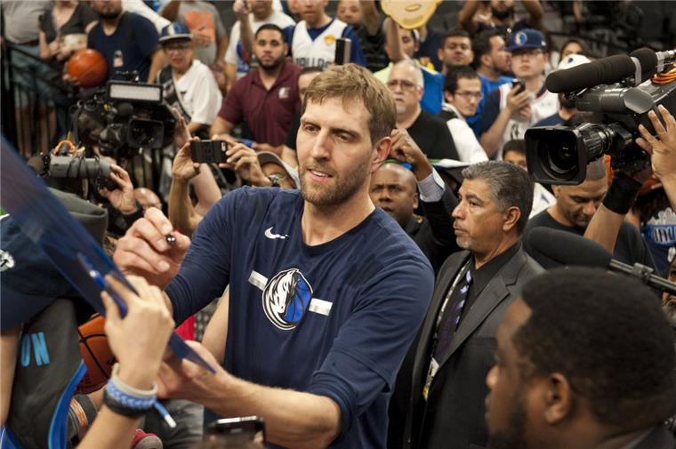 Nowitzkis NBA-Karriere ist beendet - Niederlage in San Antonio Dirk Nowitzki von den Dallas Mavericks gibt vor seinem letzten Spiel Autogramme.