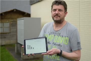 Dirk Ritschel, Obermeister der Innung Sanitär- und Heizungstechnik Bremerhaven-Wesermünde, kann jederzeit verfolgen, wie viel Heizenergie seine eigene Wärmepumpe in den vergangenen Monaten abgegeben hat.