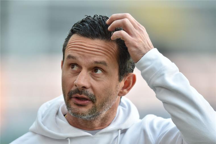 Dirk Schuster hat hoffentlich gut nachgedacht. In Augsburg erwartet den Trainer keine leichte Aufgabe.