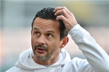 Dirk Schuster hat hoffentlich gut nachgedacht. In Augsburg erwartet den Trainer keine leichte Aufgabe.