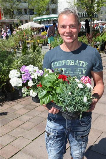 Dirk Schwerdts hat Blumen für seinen Garten gekauft.