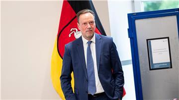 Dirk Toepffer (CDU), Ausschussvorsitzender, steht in der Niedersächsischen Staatskanzlei.