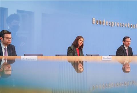 Dirk Wiese (r), stellvertretender SPD, Katrin Göring-Eckardt (M), Bündnis 90/Die Grünen, und Marco Buschmann, FDP, stellen Eckpunkte zur «Geordneten Beendigung der epidemischen Lage von nationaler Tragweite» vor.