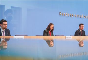 Dirk Wiese (r), stellvertretender SPD, Katrin Göring-Eckardt (M), Bündnis 90/Die Grünen, und Marco Buschmann, FDP, stellen Eckpunkte zur «Geordneten Beendigung der epidemischen Lage von nationaler Tragweite» vor.